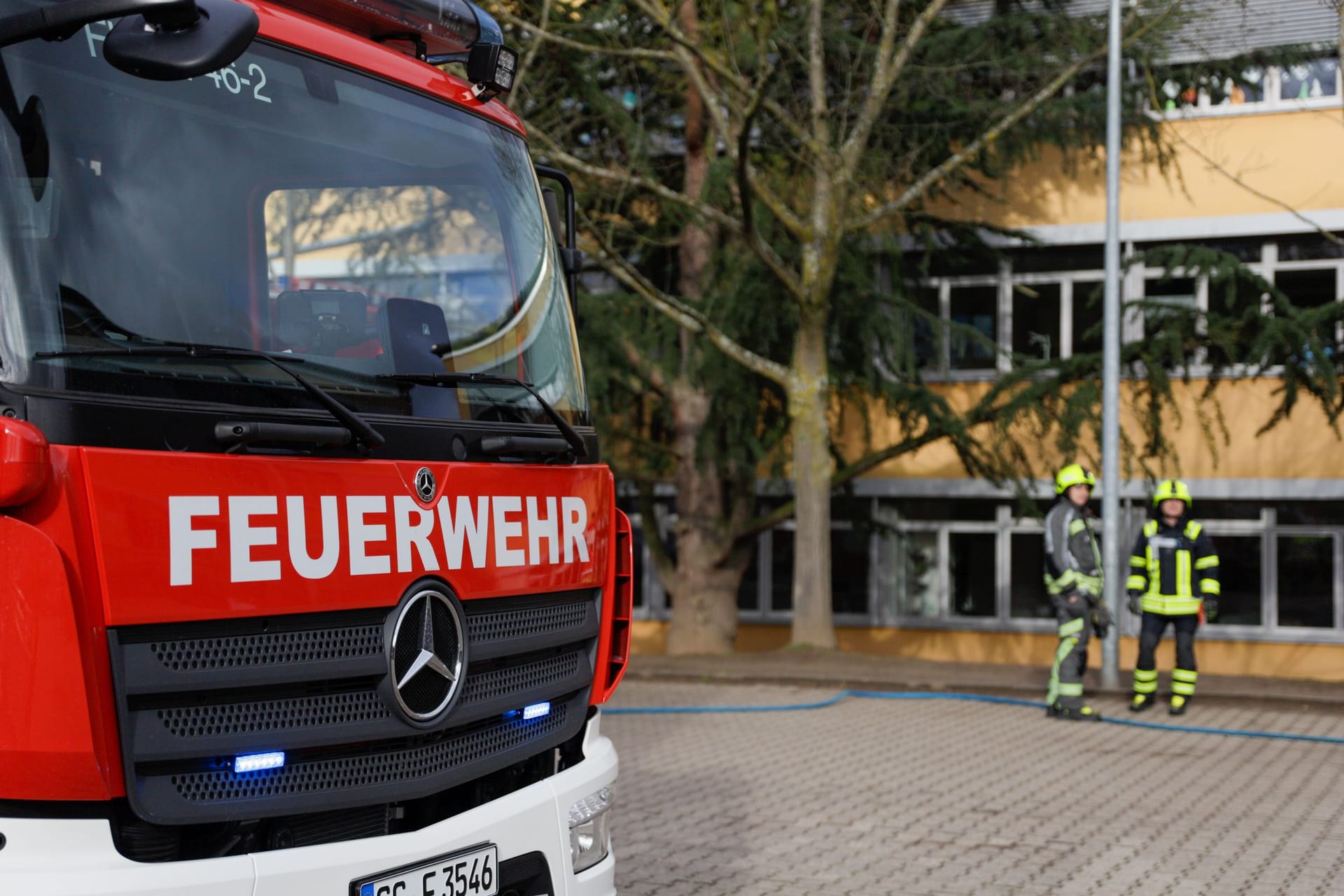 Reizgas in Grundschule in Raunheim: Am Dienstagmorgen, 13.02.2024 kam es in Raunheim an einer Grundschule in der Haßlocher Straße zu einem größeren Feuerwehreinsatz. Gegen 10:30 Uhr wurde Rettungskräfte alarmiert, nachdem einige Schüler und Lehrer bei sich Atemwegsstörungen feststellten. Über Lautsprecher wurden die Schüler aufgefordert in den Klassenräumen zu bleiben. Polizei, Rettungsdienst und Feuerwehr waren im Einsatz. Darunter auch ein Gerätewagen Messtechnik der Feuerwehr. Lehrer und Schüler mit Atembeschwerden wurden zu Untersuchungen in Krankenhäuser gebracht. Wie viele Personen betroffen sind und was die Reitzungen ausgelöst hat ist noch nicht bekannt.