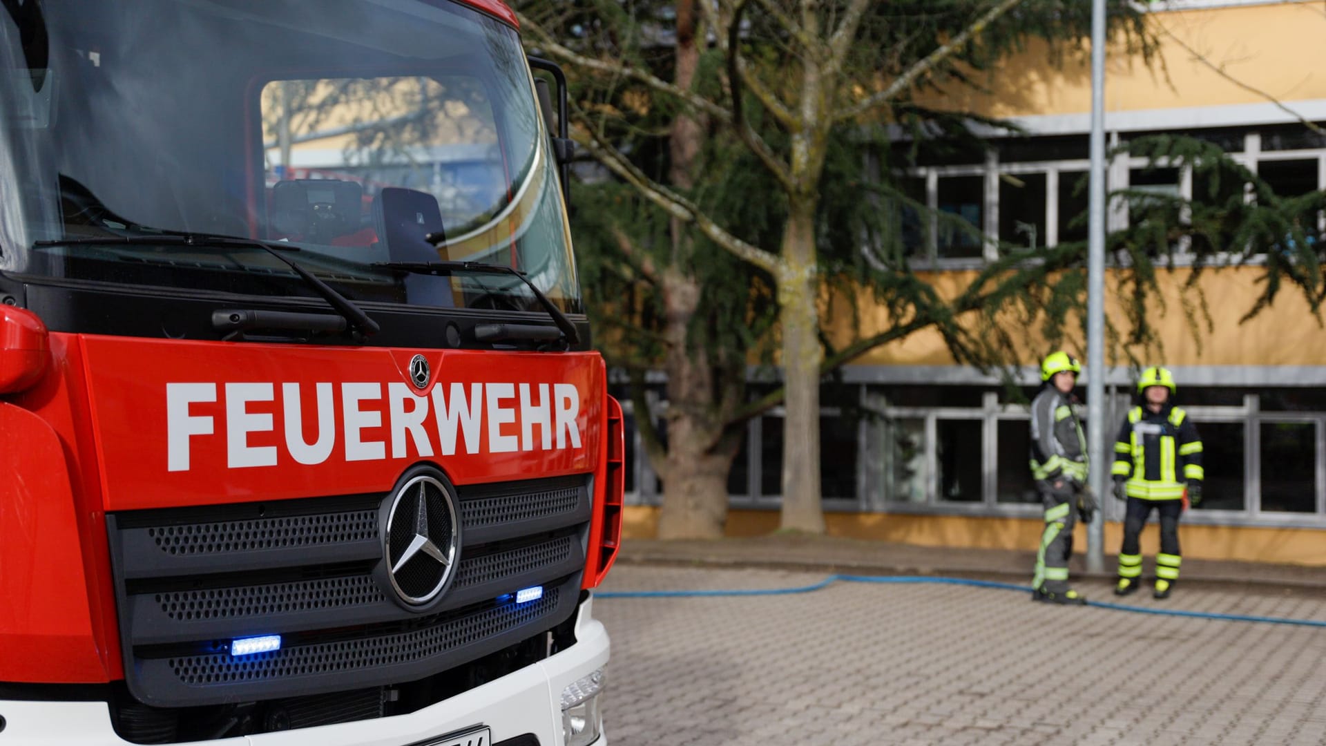 Reizgas in Grundschule in Raunheim: Am Dienstagmorgen, 13.02.2024 kam es in Raunheim an einer Grundschule in der Haßlocher Straße zu einem größeren Feuerwehreinsatz. Gegen 10:30 Uhr wurde Rettungskräfte alarmiert, nachdem einige Schüler und Lehrer bei sich Atemwegsstörungen feststellten. Über Lautsprecher wurden die Schüler aufgefordert in den Klassenräumen zu bleiben. Polizei, Rettungsdienst und Feuerwehr waren im Einsatz. Darunter auch ein Gerätewagen Messtechnik der Feuerwehr. Lehrer und Schüler mit Atembeschwerden wurden zu Untersuchungen in Krankenhäuser gebracht. Wie viele Personen betroffen sind und was die Reitzungen ausgelöst hat ist noch nicht bekannt.