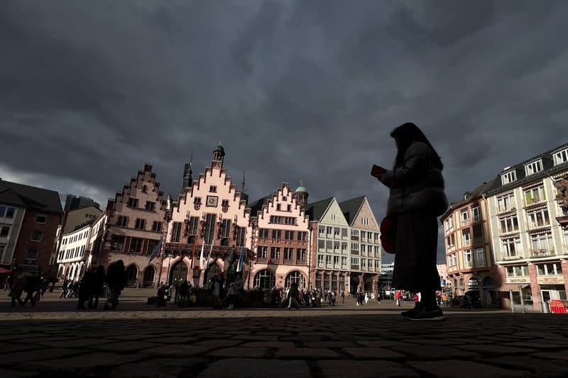 Düstere Szenen am Himmel rund um den Frankfurter Römer.