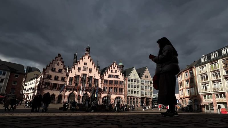 Düstere Szenen am Himmel rund um den Frankfurter Römer.