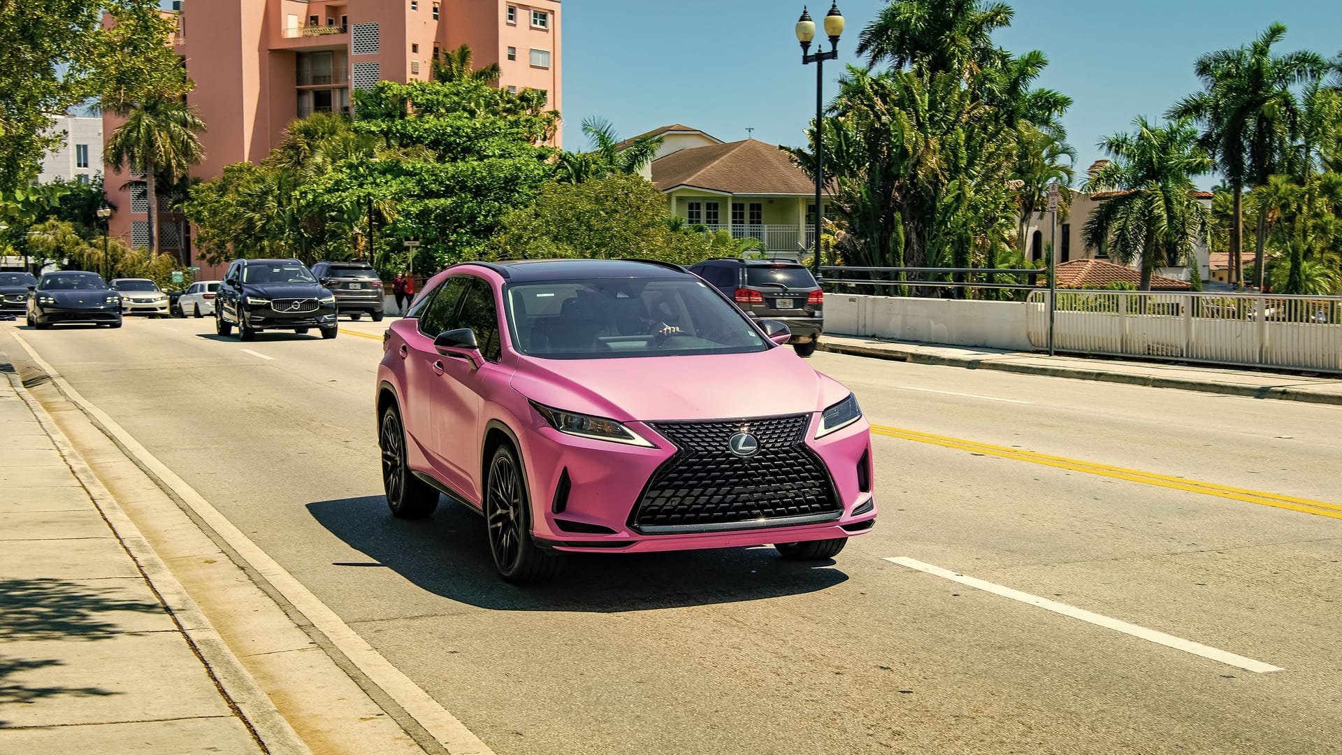 Ein pinker SUV in Florida (Symbolbild): Wegen eines Onlyfans-Aufklebers darf eine Mutter nicht mehr vor die Schule ihrer Kinder fahren.