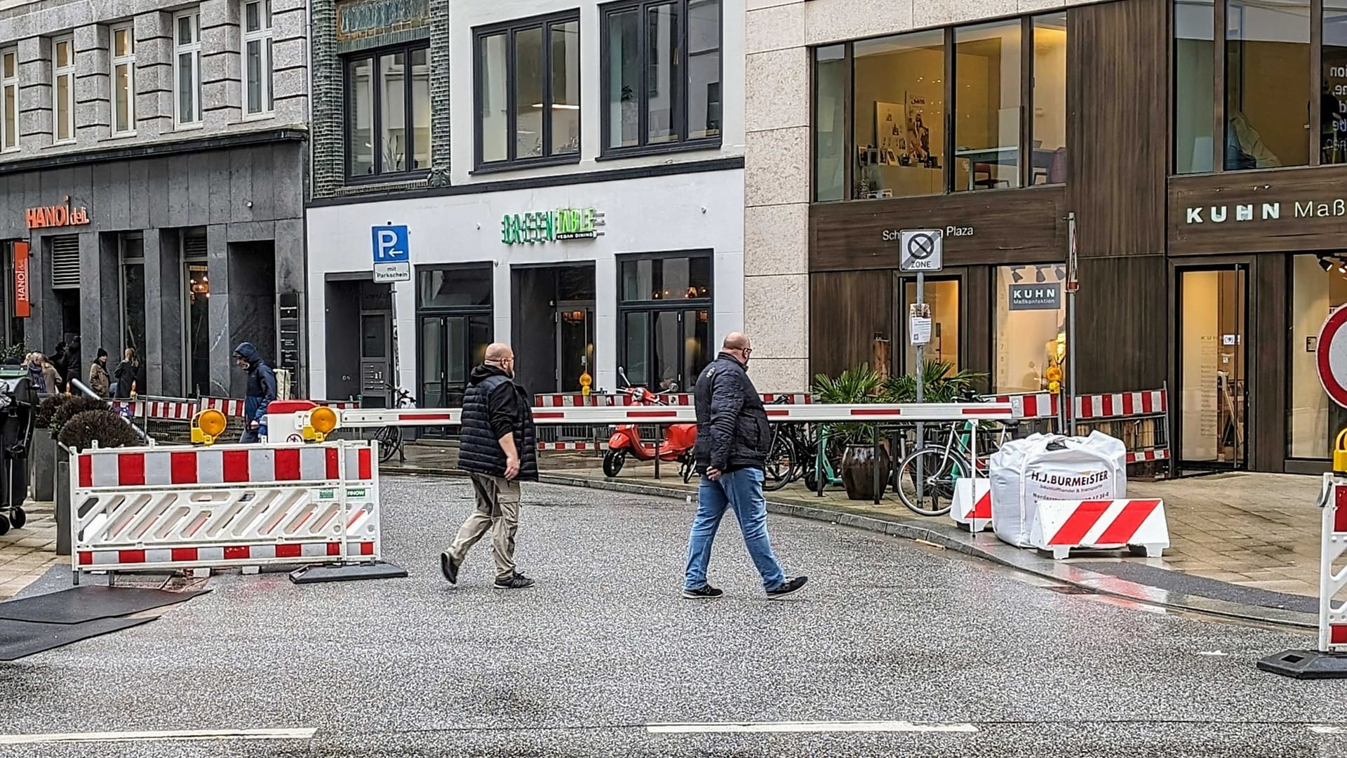Die Schauenburgerstraße am Hamburger Rathaus: Hier sperrt eine Schranke jetzt den Durchgangsverkehr aus. Die Schauenburgerstraße am Hamburger Rathaus: Hier sperrt eine Schranke jetzt den Durchgangsverkehr aus.