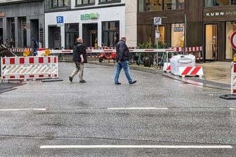 Die Schauenburgerstraße am Hamburger Rathaus: Hier sperrt eine Schranke jetzt den Durchgangsverkehr aus.