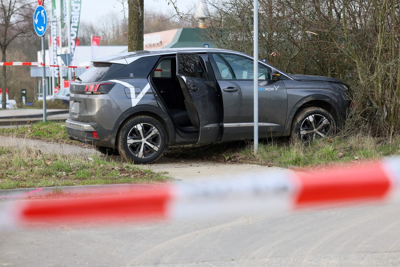 Mit diesem Peugeot flüchteten vier 15-jährige Jungs vor der Polizei: Ihre Fahrt führte sie dabei auch über die Autobahn.
