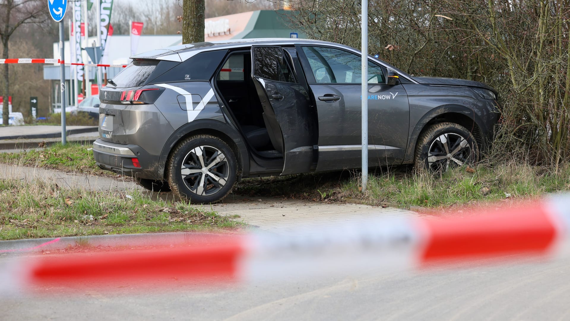 Mit diesem Peugeot flüchteten vier 15-jährige Jungs vor der Polizei: Ihre Fahrt führte sie dabei auch über die Autobahn.