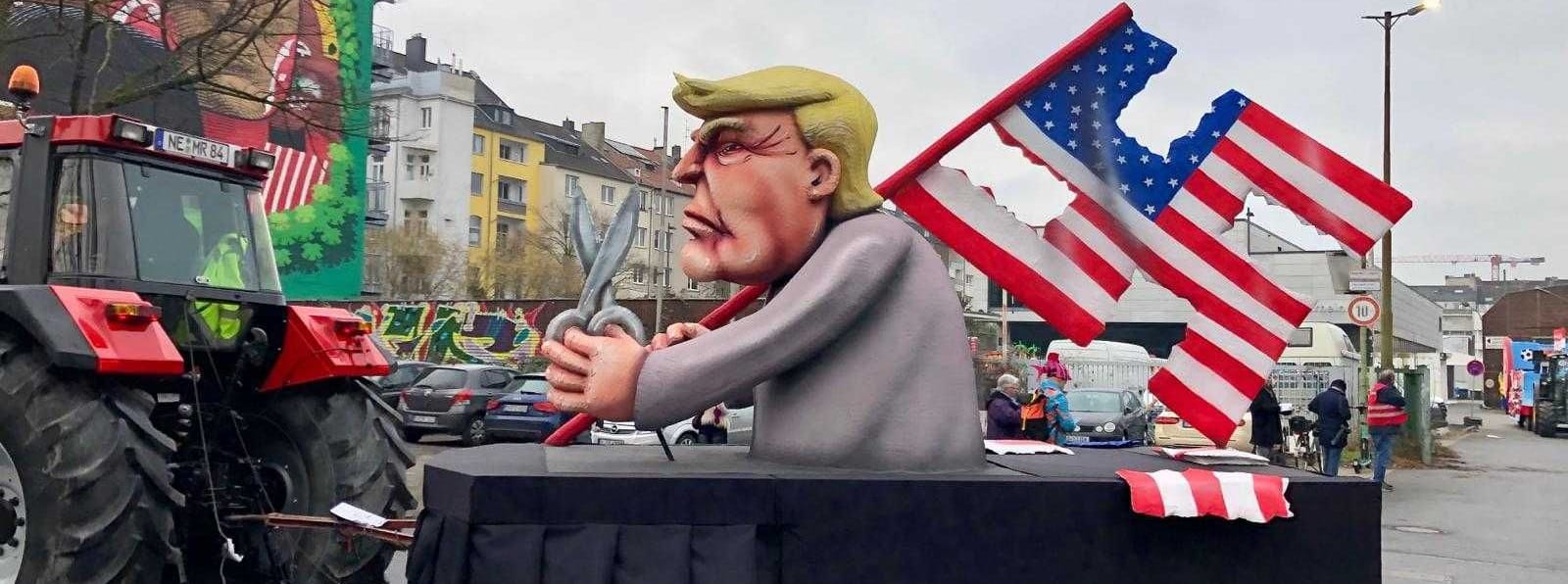 Ein Wagen mit einer Figur des US-Präsidentschaftskandidaten Donald Trump, mit US-Hakenkreuz-Fahne und Schere in der Hand.