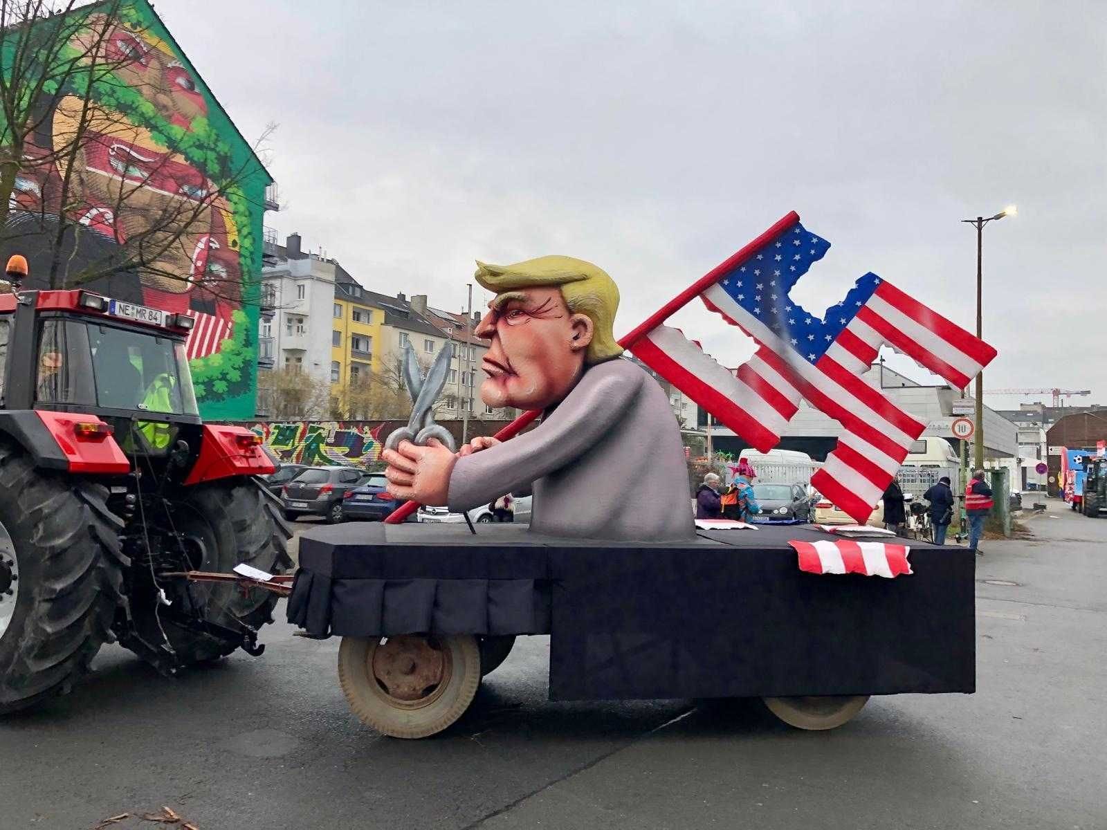 Ein Wagen mit einer Figur des US-Präsidentschaftskandidaten Donald Trump, mit US-Hakenkreuz-Fahne und Schere in der Hand. Ein Wagen mit einer Figur des US-Präsidentschaftskandidaten Donald Trump, mit US-Hakenkreuz-Fahne und Schere in der Hand.