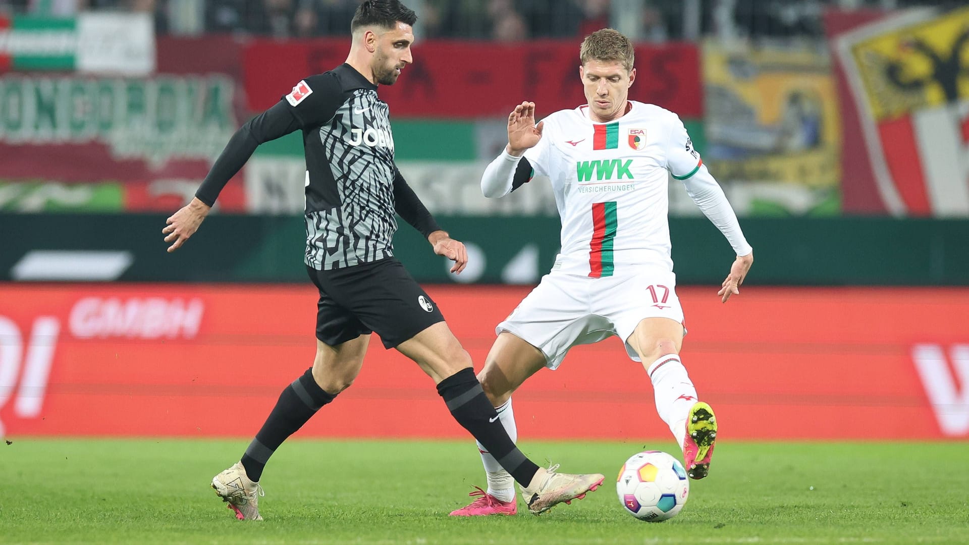 Vincenzo Grifo (l.) im Duell mit Kristijan Jakic.