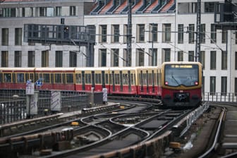Eine S-Bahn in Berlin (Archivbild): Im Südosten der Hauptstadt soll bald eine neue Verbindung geschaffen werden.