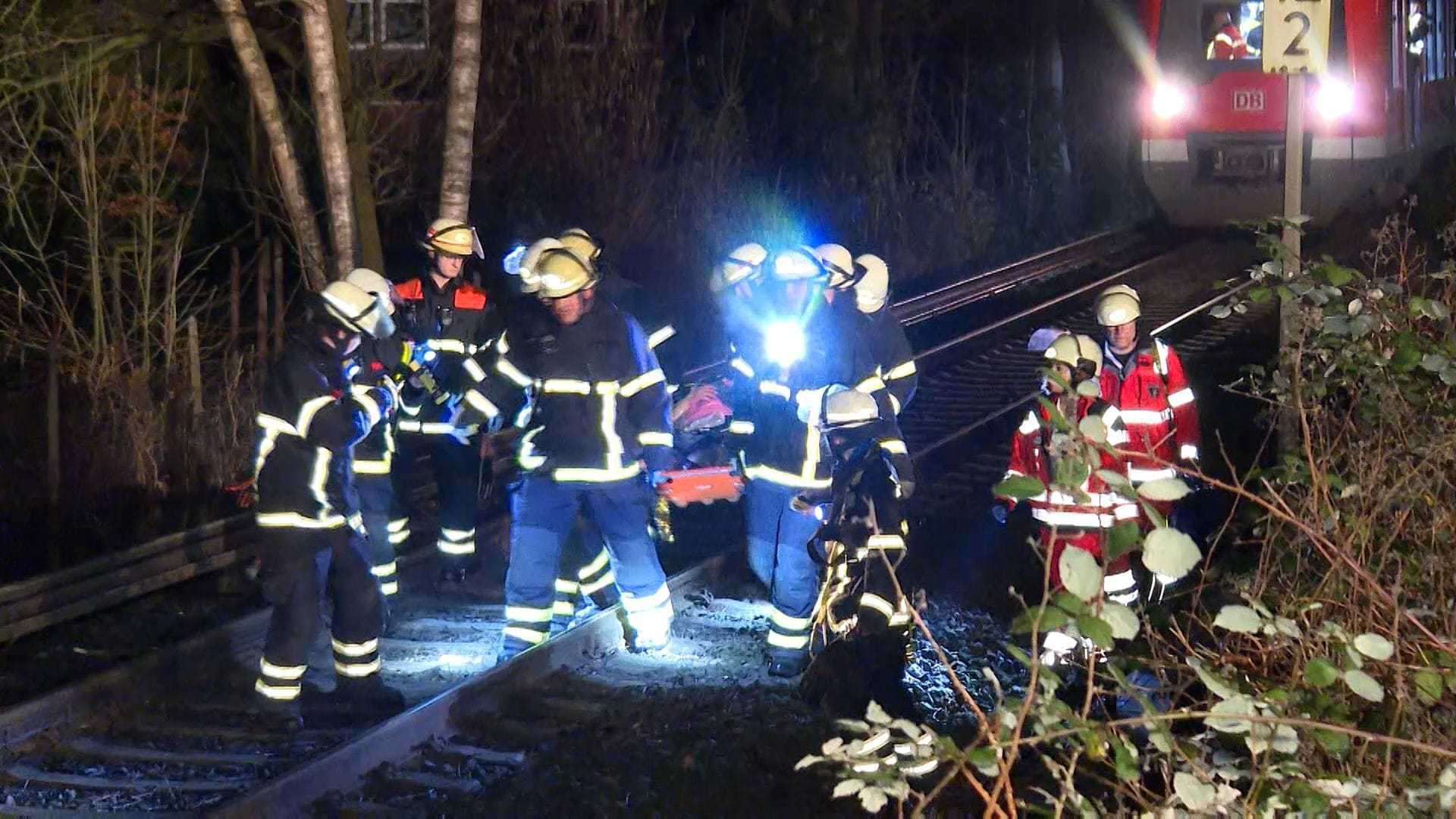 Transport einer Frau von den Hamburger S-Bahngleisen: Sie kam schwer verletzt ins Krankenhaus. Transport einer Frau von den Hamburger S-Bahngleisen: Sie kam schwer verletzt ins Krankenhaus.
