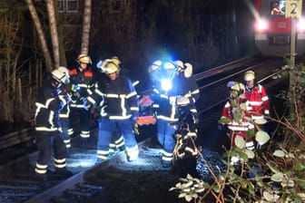 Transport einer Frau von den Hamburger S-Bahngleisen: Sie kam schwer verletzt ins Krankenhaus.