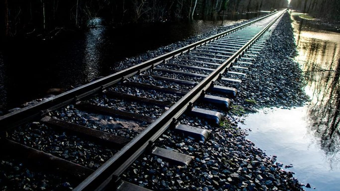 Wasser hat die Gleise einer Bahnstrecke unterspült. Nun soll die Strecke wieder befahrbar sein.