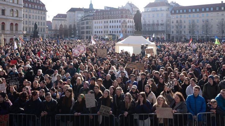 Teilnehmende einer Großkundgebung für Demokratie und gegen Rechtsextremismus stehen auf dem Neumarkt.