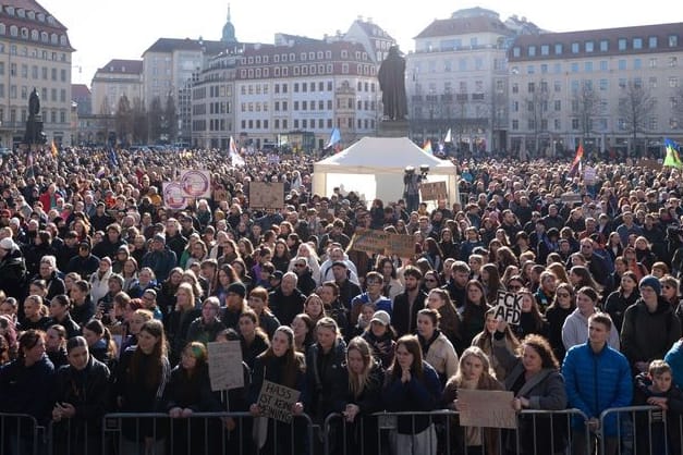 Teilnehmende einer Großkundgebung für Demokratie und gegen Rechtsextremismus stehen auf dem Neumarkt.