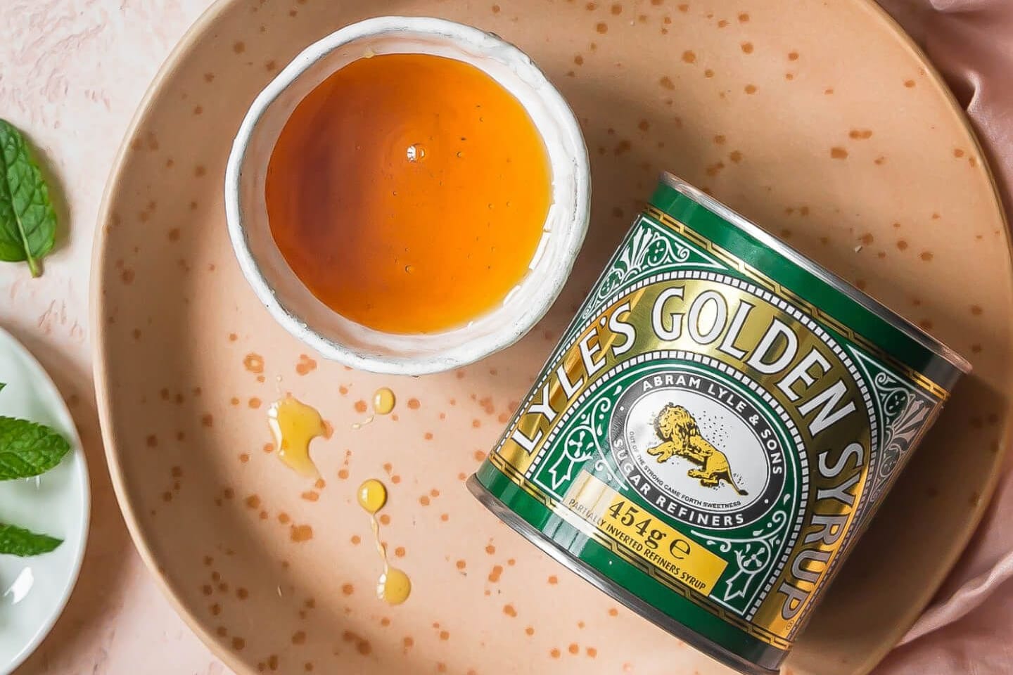 Eine Dose mit "Lyle's Golden Syrup". Der nach karamellig schmeckende Sirup kann auch zum Backen verwendet werden.