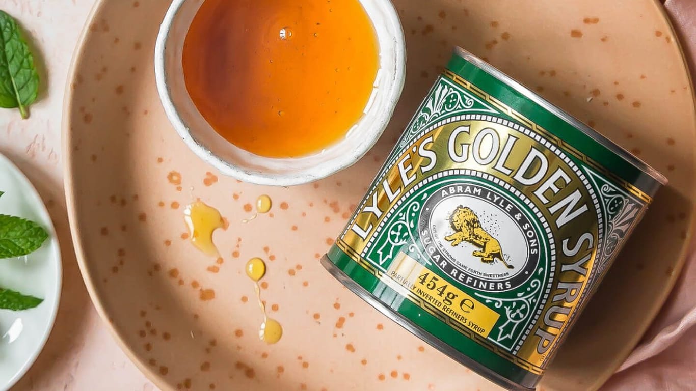 Eine Dose mit "Lyle's Golden Syrup". Der nach karamellig schmeckende Sirup kann auch zum Backen verwendet werden.