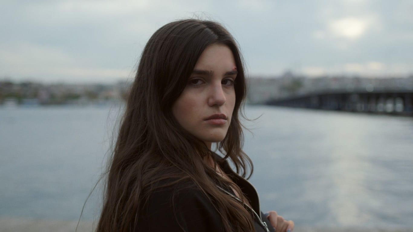 "Ellbogen": Hazals Geschichte basiert auf dem gleichnamigen Roman von Fatma Aydemir, Regie führte Aslı Özarslan.