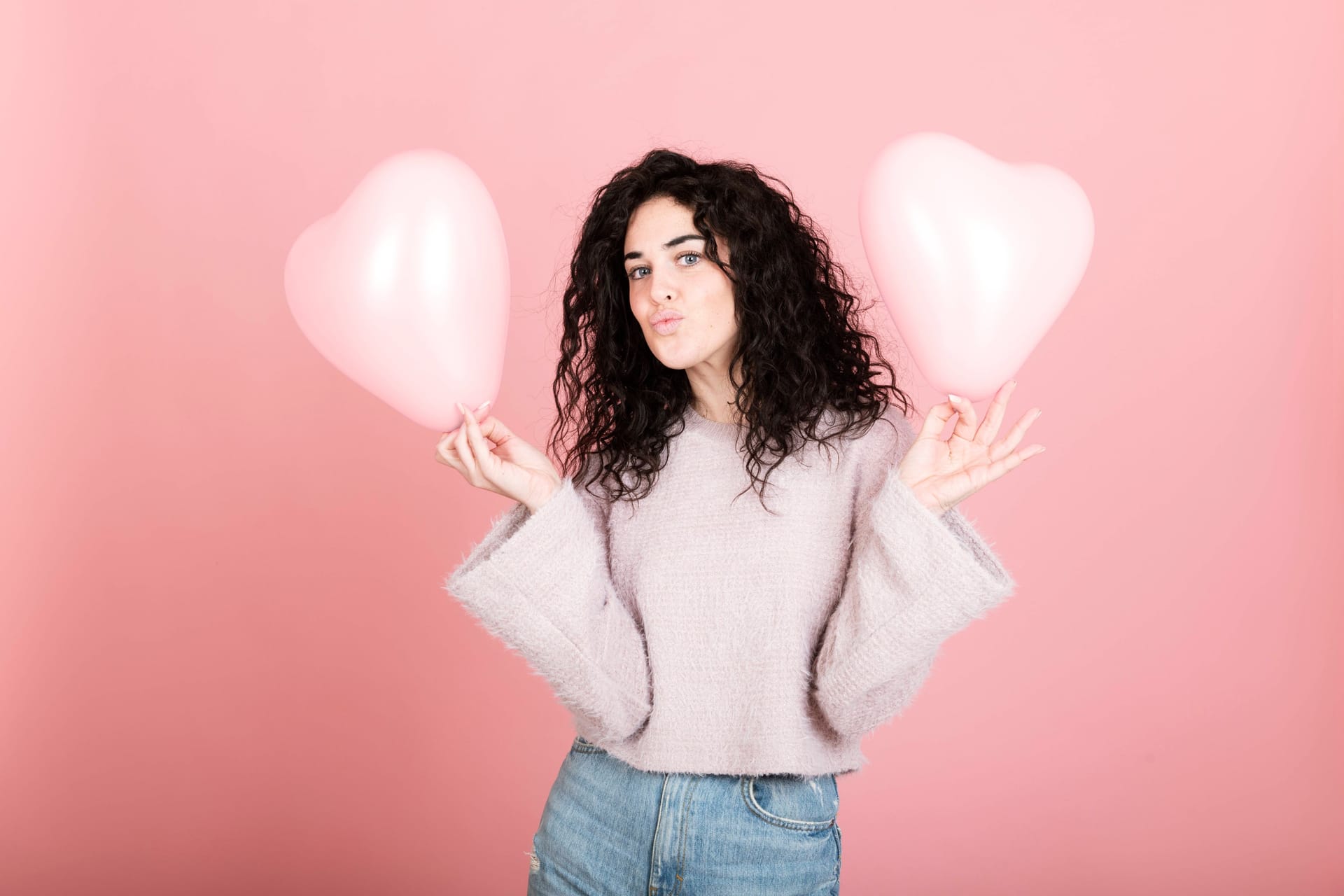 Romantisch in Rosa-Rot: Wir stellen Ihnen verschiedene Möglichkeiten für Ihr Valentins-Outfit vor.