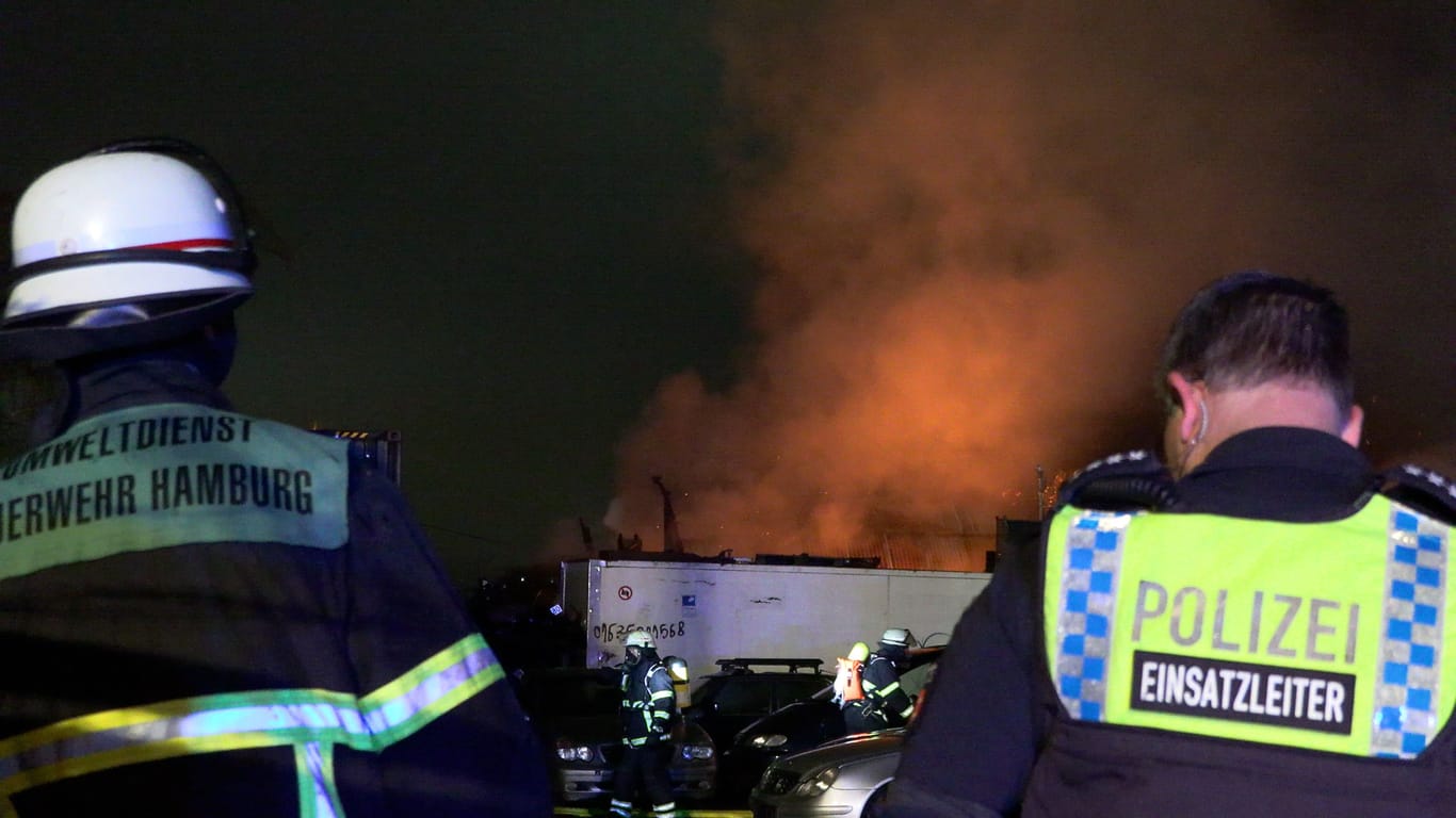 Einsatzkräfte in der Nacht vor dem Brand am Georgswerder Bogen: Rund um den Ort wurde vor dem giftigen Rauch gewarnt.