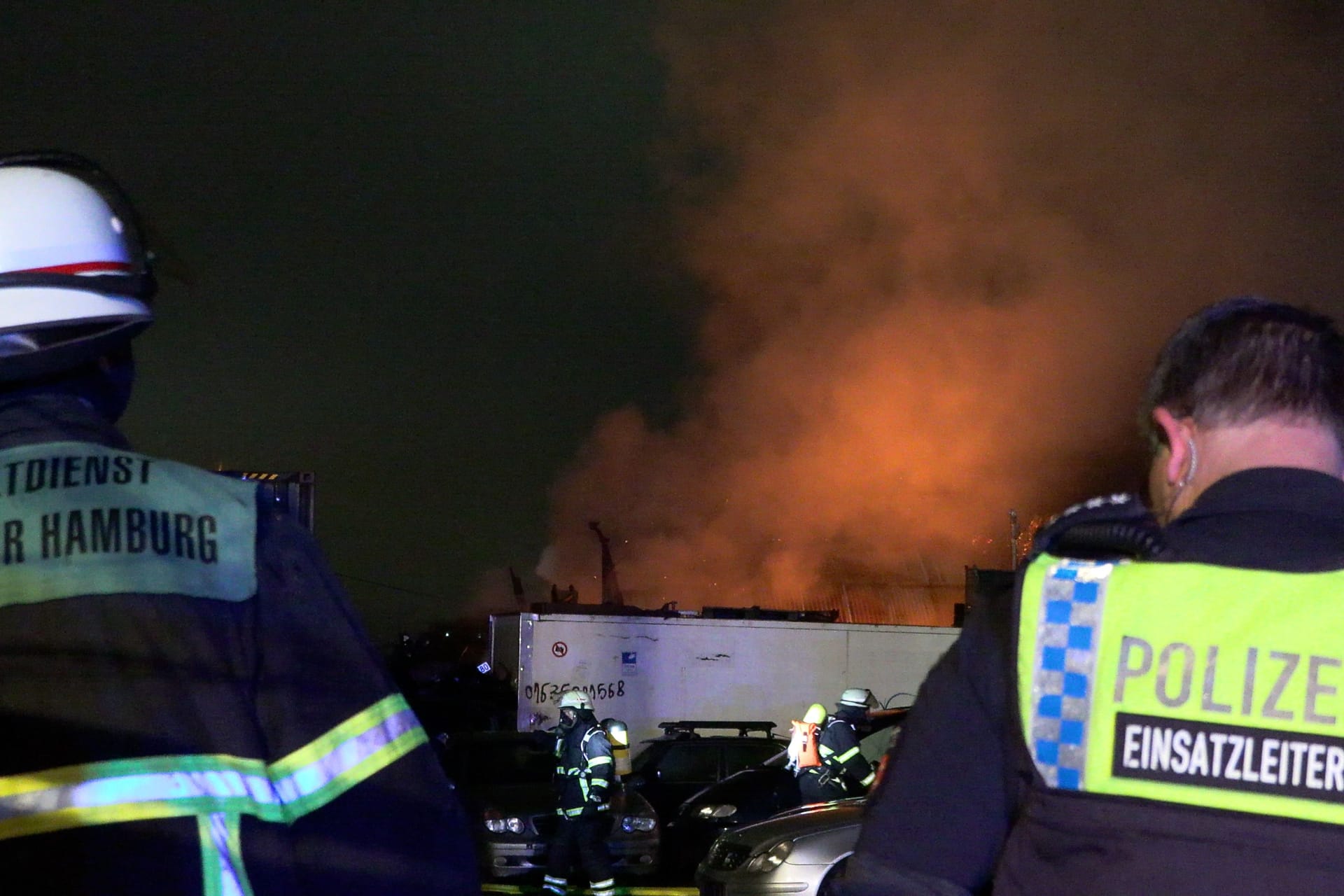 Einsatzkräfte in der Nacht vor dem Brand am Georgswerder Bogen: Rund um den Ort wurde vor dem giftigen Rauch gewarnt.