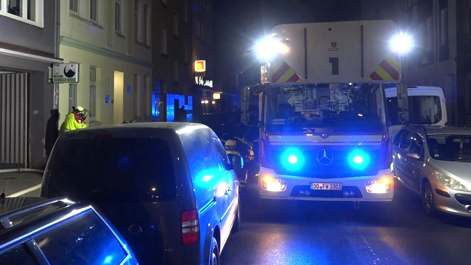 Die Feuerwehr Dortmund muss bei einem nächtlichen Einsatz in die Nordstadt ausrücken. Die Feuerwehr Dortmund muss bei einem nächtlichen Einsatz in die Nordstadt ausrücken.