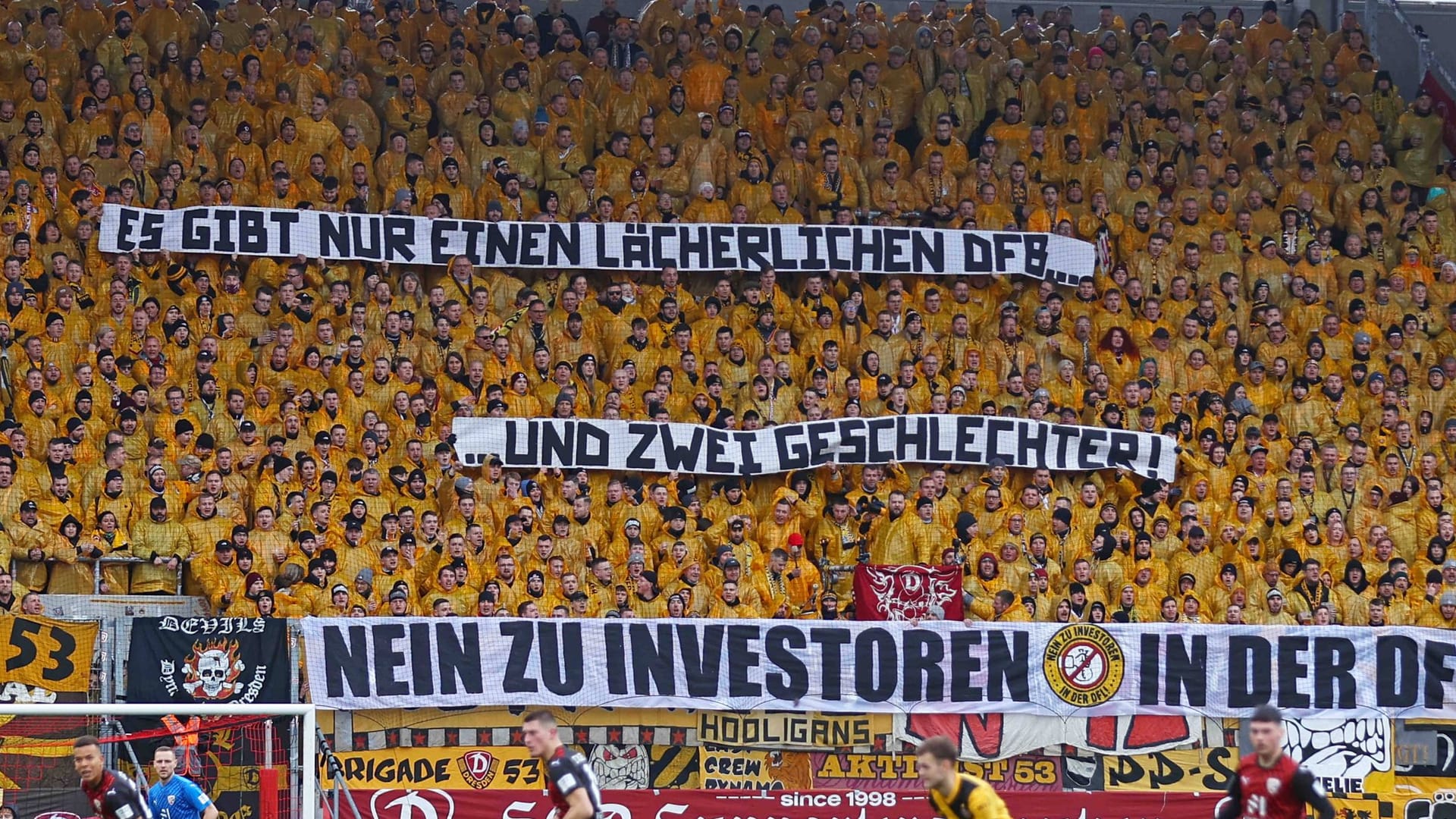 Das Banner der Dresden-Fans: Dem Klub dürfte eine weitere Geldstrafe ins Haus stehen.