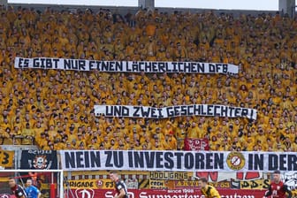 Das Banner der Dresden-Fans: Dem Klub dürfte eine weitere Geldstrafe ins Haus stehen.