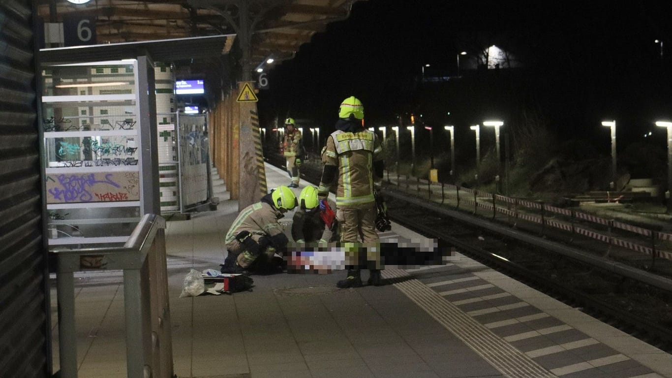 Rettungskräfte versorgen den Mann in Schöneweide: Dort verlor er auf den Bahngleisen einen Arm.