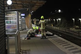 Rettungskräfte versorgen den Mann in Schöneweide: Dort verlor er auf den Bahngleisen einen Arm.