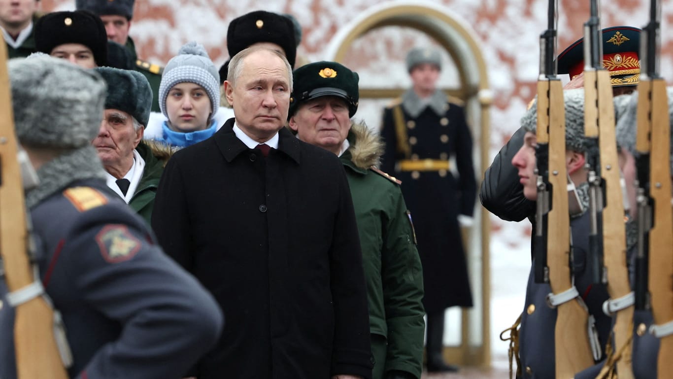 Wladimir Putin feiert den Tag der Vaterlandsverteidigung am Grab des unbekannten Soldaten in Moskau.