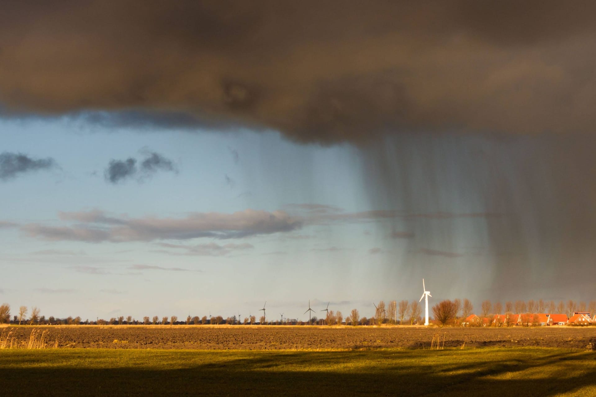 Sonne und Regen (Symbolbild): Ab Mittwoch teilt das Wetter Deutschland.