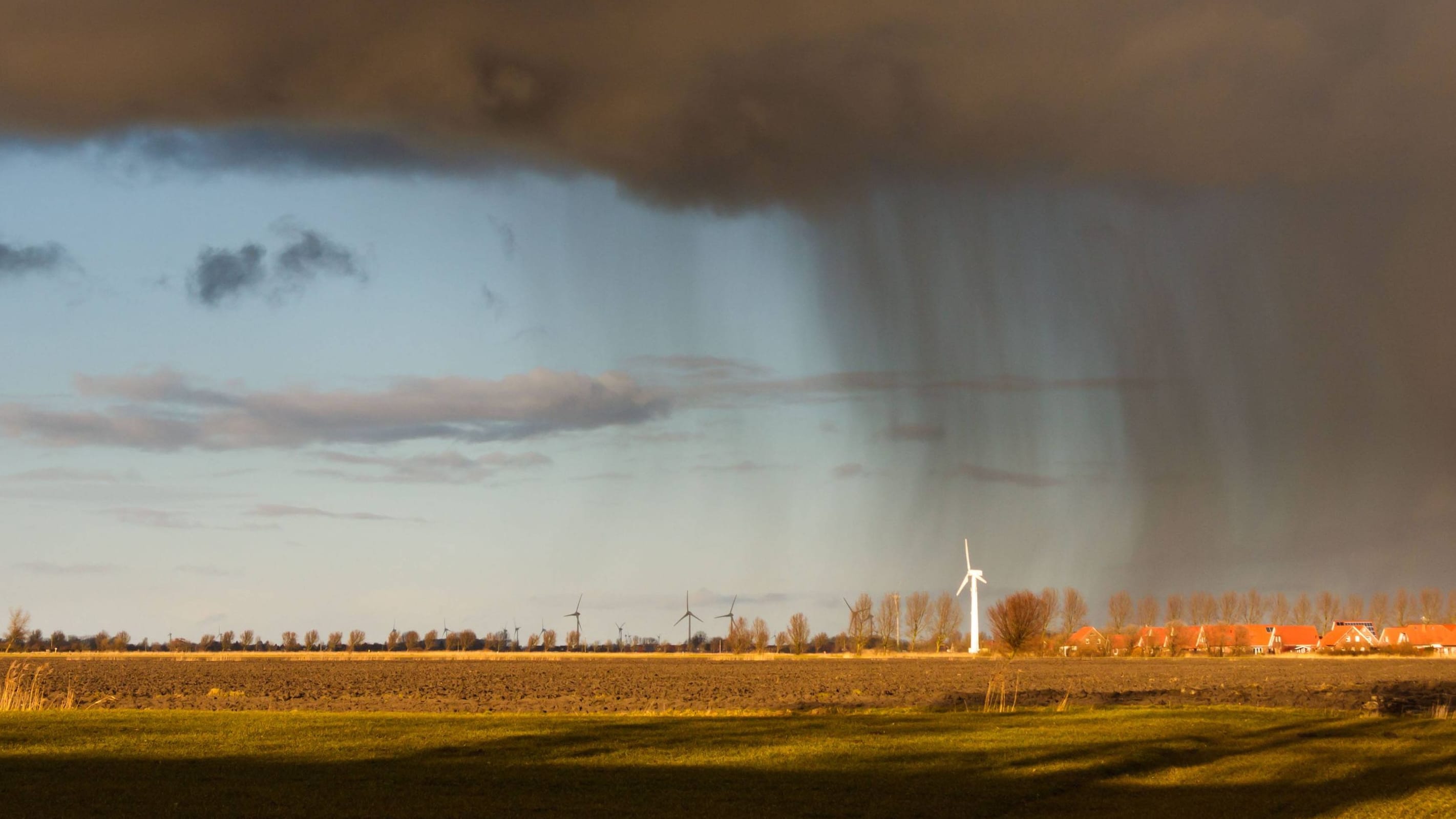 Sonne und Regen (Symbolbild): Ab Mittwoch teilt das Wetter Deutschland.