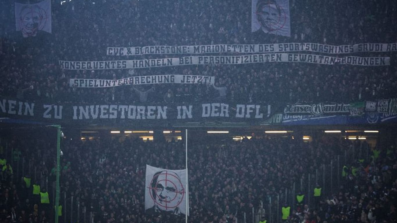 Sorgten für erhitzte Diskussionen: Die Protest-Banner der Hannover-Fans.