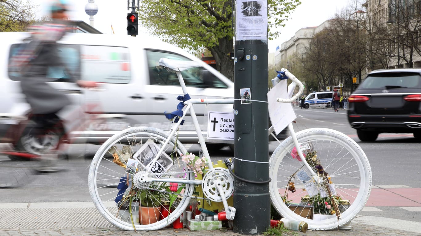 Unter den Linden erinnert ein Geisterfahrrad an einen im Straßenverkehr getöteten Radfahrer (Archivbild): Insgesamt fiel die Zahl der Verkehrstoten auf einen Tiefstand.