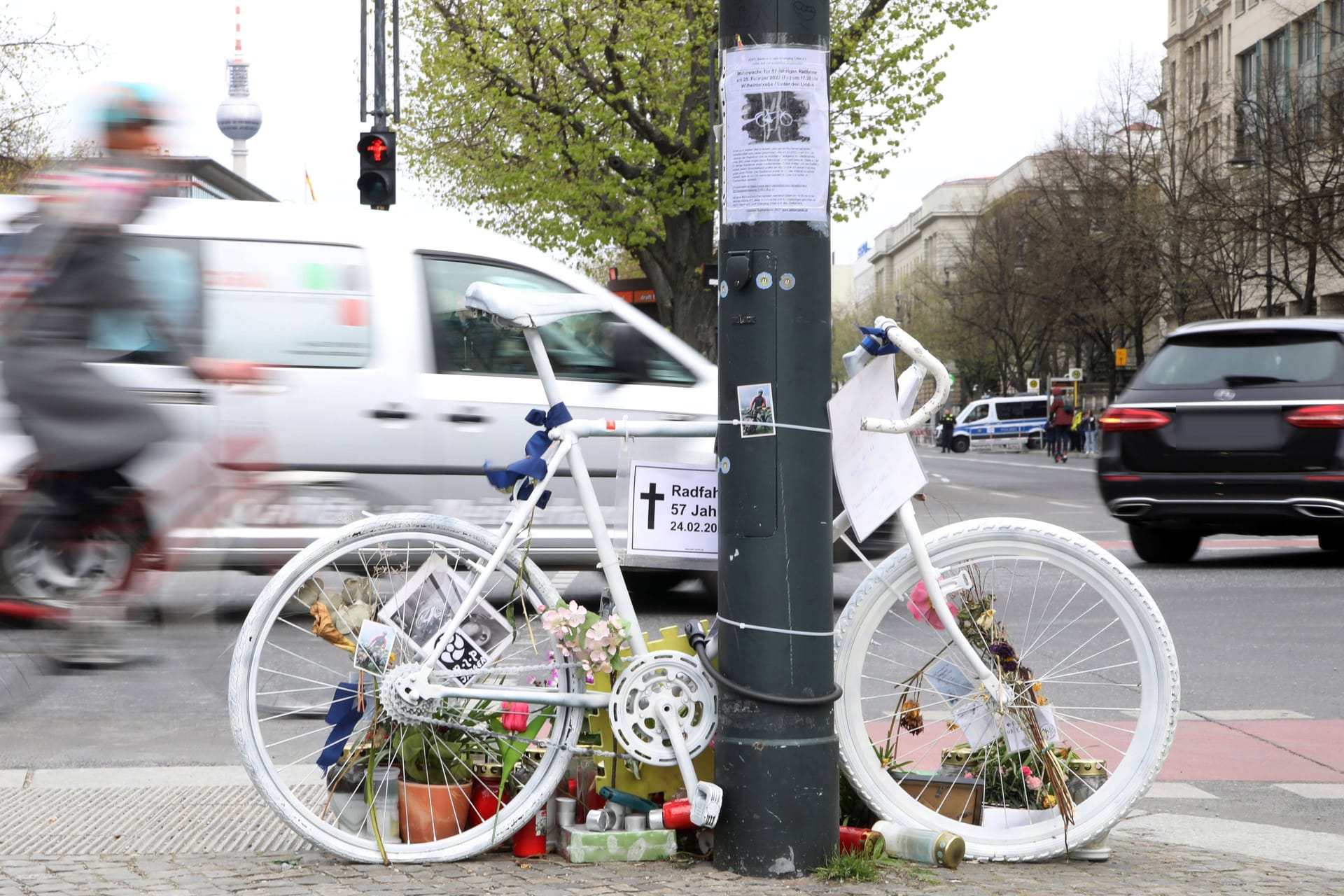 Unter den Linden erinnert ein Geisterfahrrad an einen im Straßenverkehr getöteten Radfahrer (Archivbild): Insgesamt fiel die Zahl der Verkehrstoten auf einen Tiefstand.