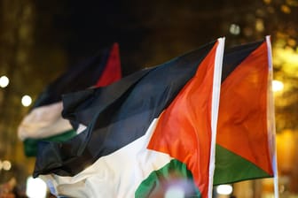 Palästinensische Flaggen (Symbolbild): Am Donnerstag soll eine Pro-Palästina-Demo vor der Mensa der FU Berlin stattfinden.