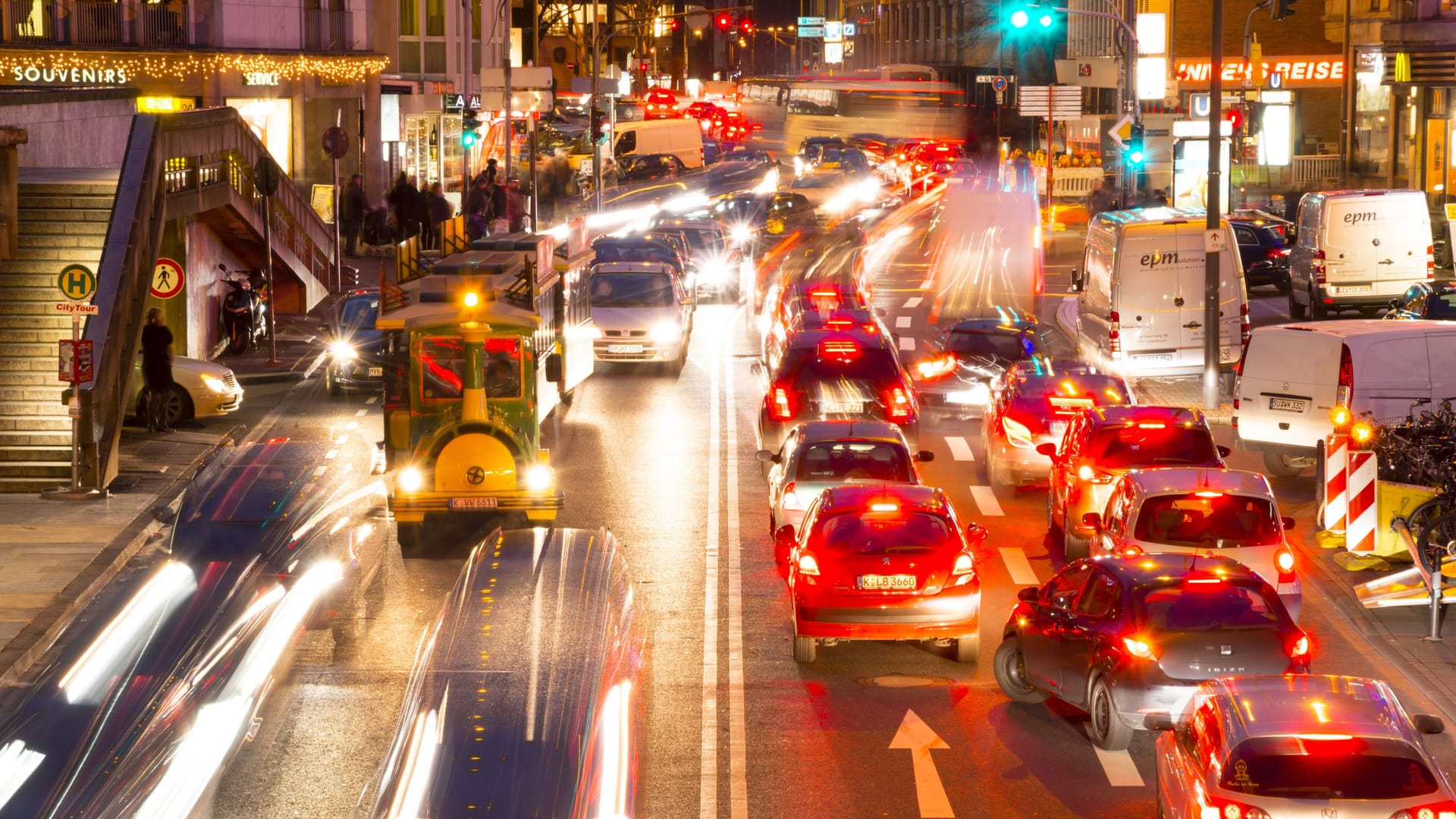 Die Trankgasse in der Kölner Innenstadt: Am Donnerstagabend kam der Verkehr in Köln weitestgehend zum Erliegen.