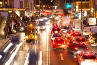 Die Trankgasse in der Kölner Innenstadt: Am Donnerstagabend kam der Verkehr in Köln weitestgehend zum Erliegen.
