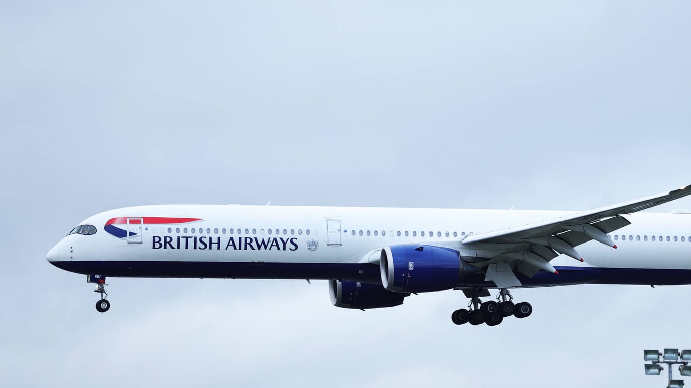 Flugzeug von British Airways am Flughafen Heathrow (Archivbild): Ein Mann flog ohne Ausweis von London nach New York.