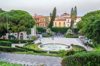 Parkanlage neben der Villa Bellini in Catanien: Auf einer öffentlichen Toilette soll ein Mädchen von mindestens zwei Männern vergewaltigt worden sein.