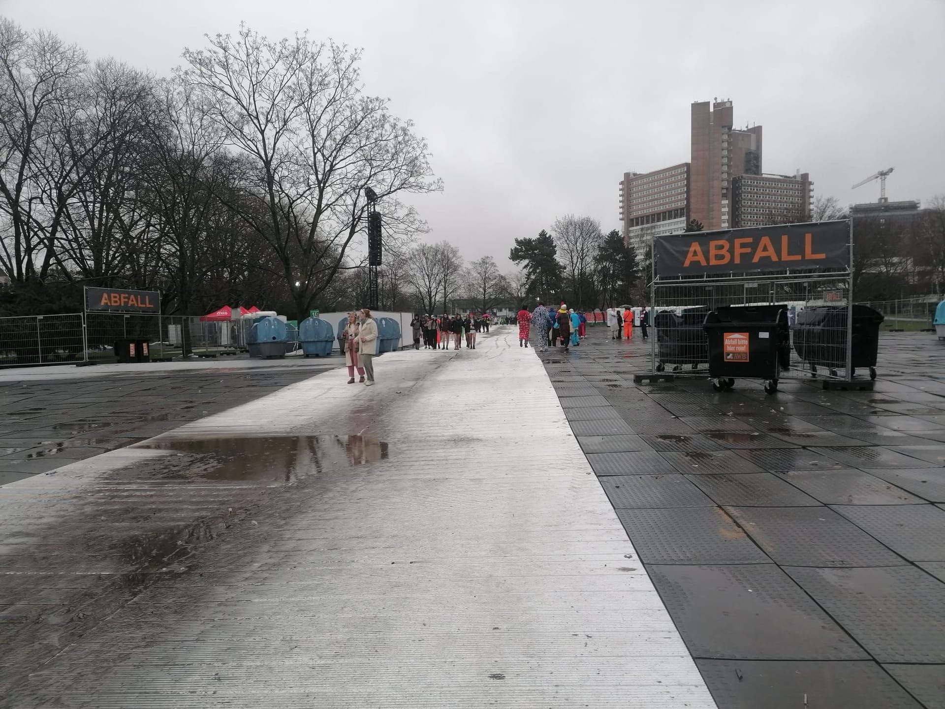 Die Uniwiese, die sonst als Ausweichfläche für die Zülpicher Straße dient, ist so gut wie menschenleer.