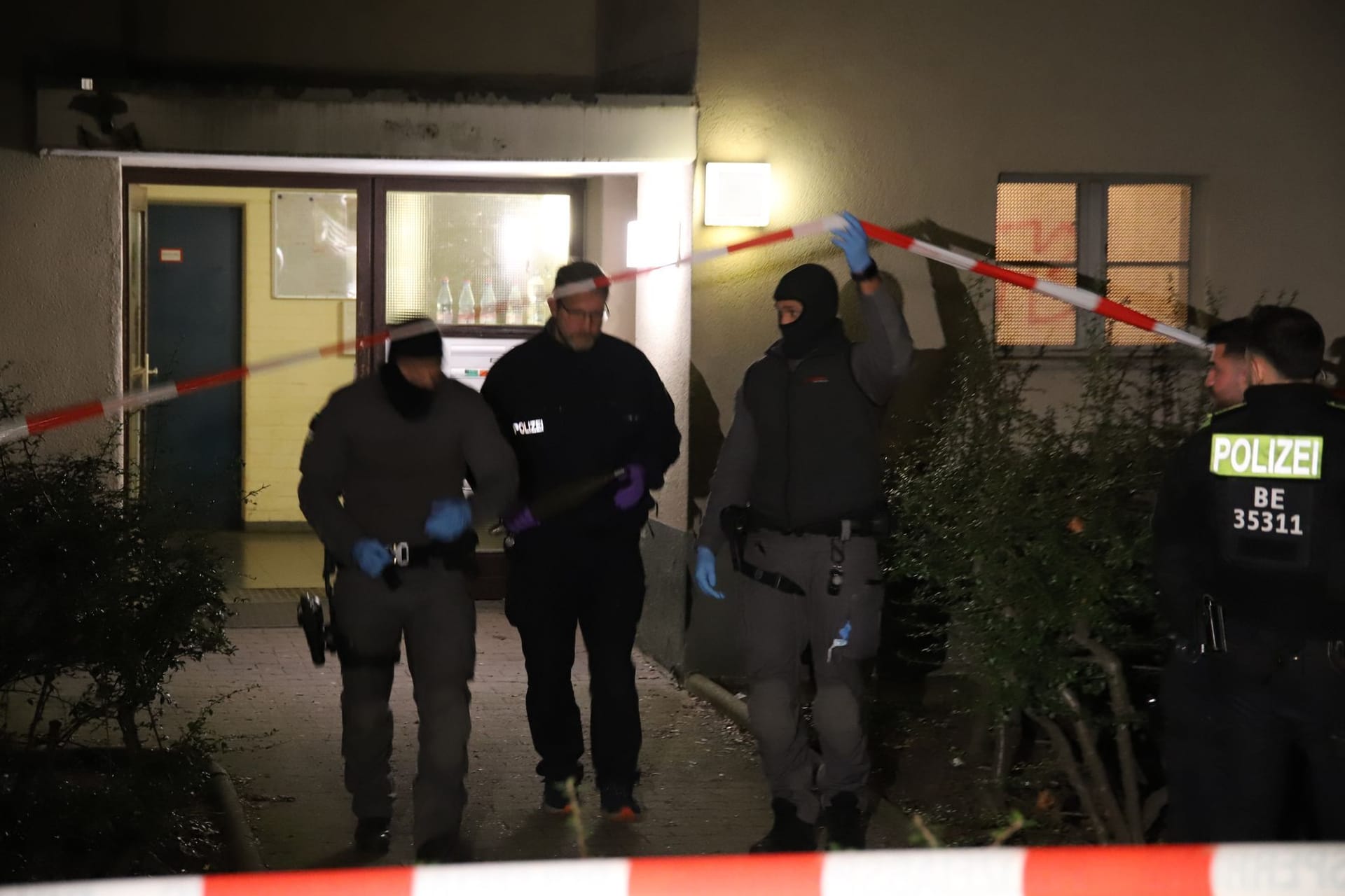 Beamte tragen einen als gefährlich eingestuften Gegenstand, der einer kleineren Granate ähnelt, aus dem Wohnhaus der früheren RAF-Terroristin Daniela Klette, das wegen einer möglichen Gefahr geräumt wurde.