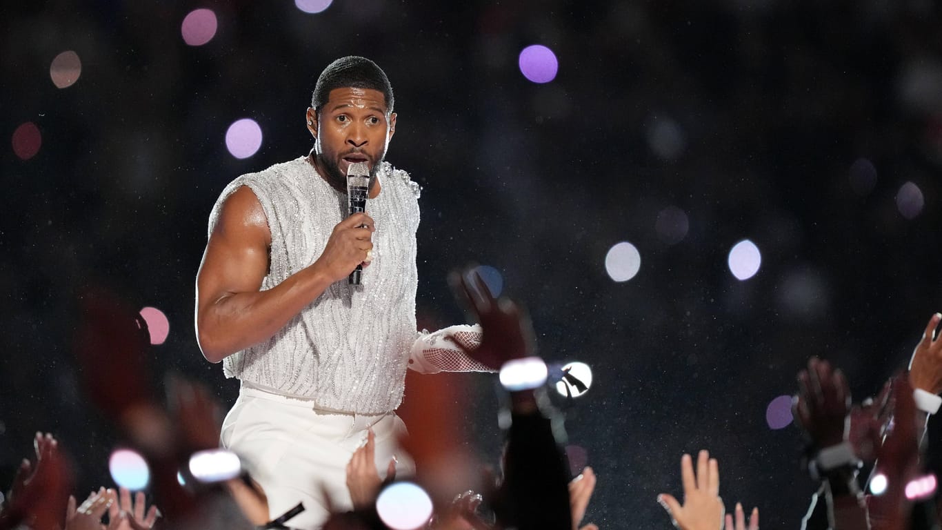 Usher beim in der Super Bowl Halbzeitshow (Archivbild): Der Megastar spielt kommendes Jahr ein Konzert in Berlin.
