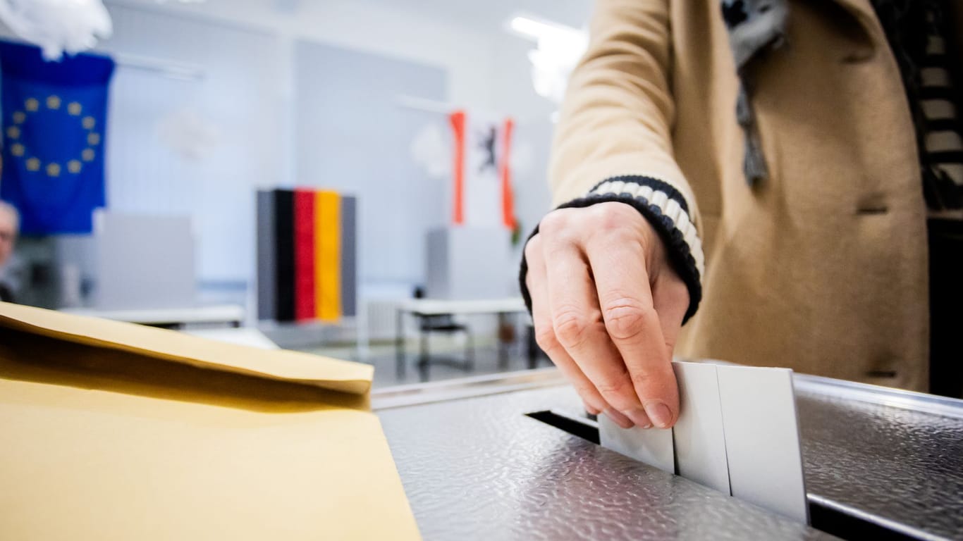 Ein Wählerin wirft im Wahllokal 618 im Bezirksamt Pankow ihren Stimmzettel in die Urne: Ganz ohne Panne klappt auch die Neuwahl nicht.