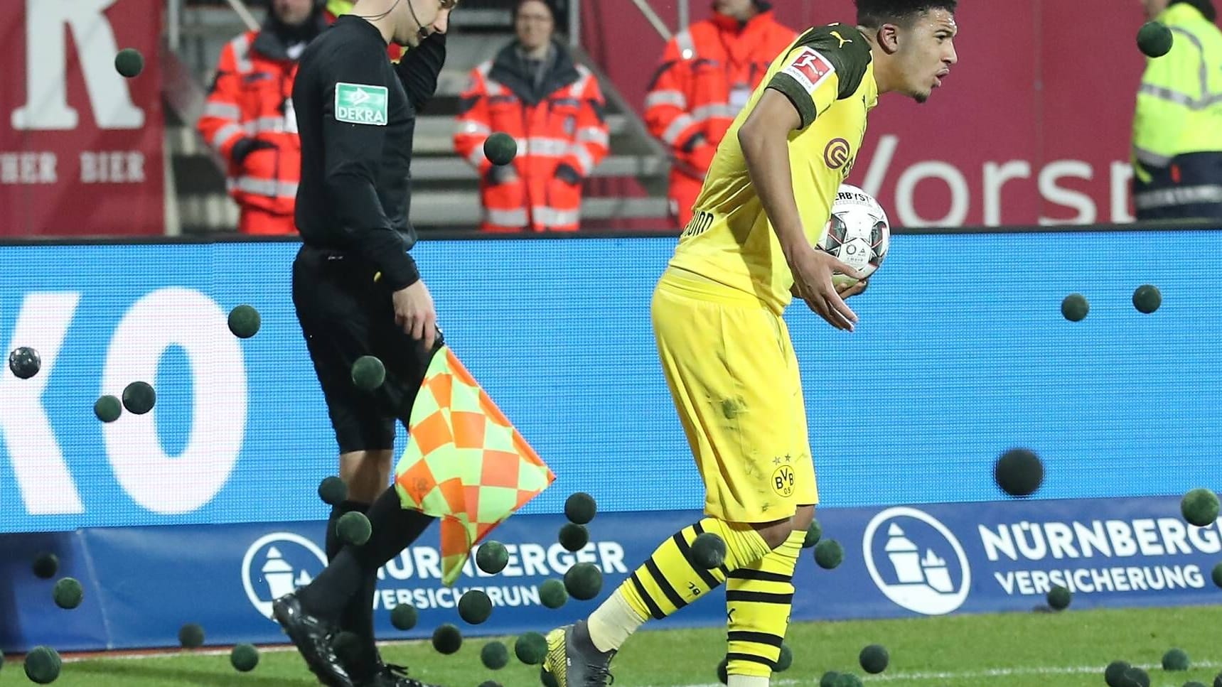 Tennisbälle fliegen aufs Feld: Diese Bilder wird es künftig nicht mehr in deutschen Stadien geben.