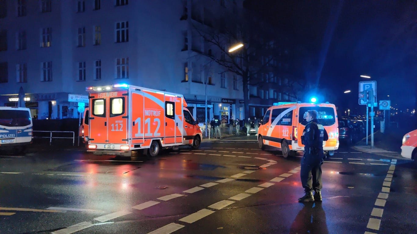 Polizeieinsatz in der Koloniestraße in der Nacht: Die Polizei konnte offenbar drei Personen festnehmen.