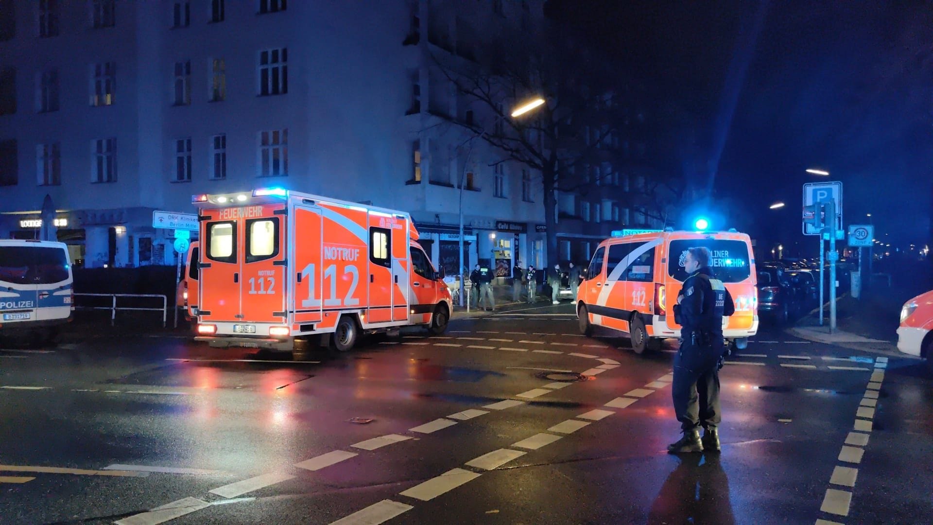 Polizeieinsatz in der Koloniestraße in der Nacht: Die Polizei konnte offenbar drei Personen festnehmen. Polizeieinsatz in der Koloniestraße in der Nacht: Die Polizei konnte offenbar drei Personen festnehmen.