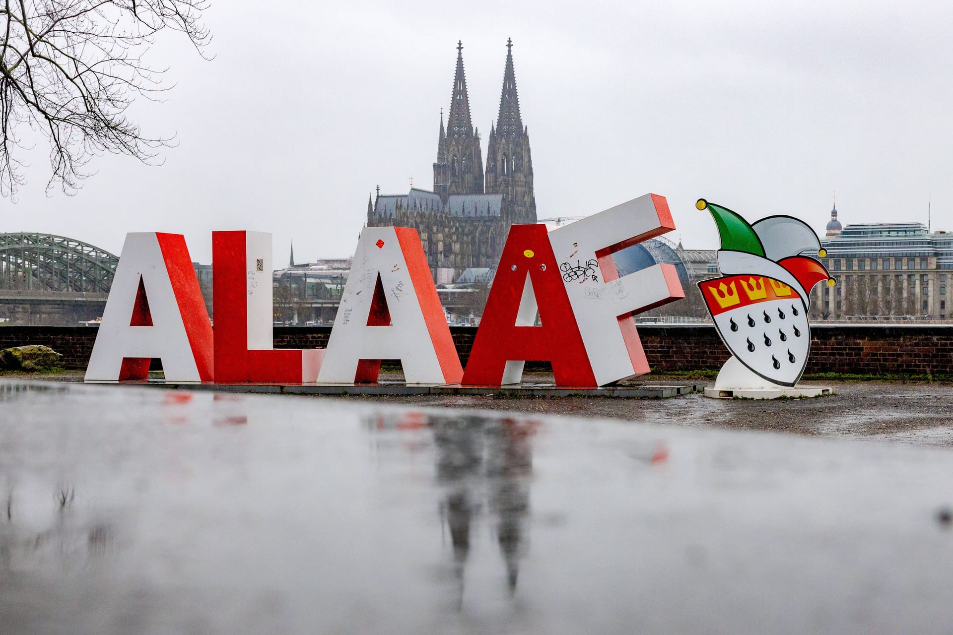 Der Schriftzug ALAAF am Deutzer Rheinufer im Regen (Archivbild): Die Wetteraussichten für die kommenden Tage sind alles andere als rosig.