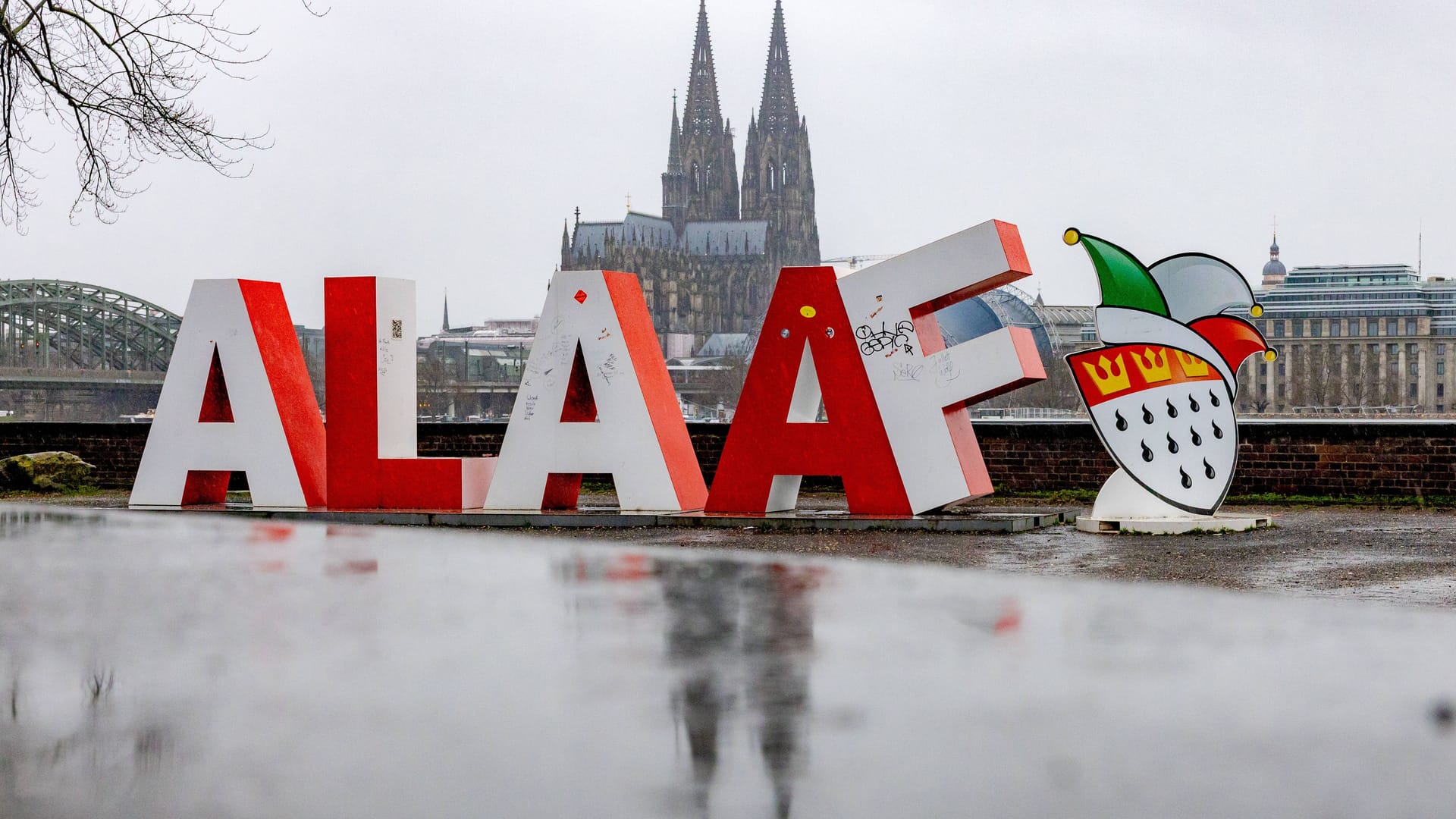 Der Schriftzug ALAAF am Deutzer Rheinufer im Regen (Archivbild): Die Wetteraussichten für die kommenden Tage sind alles andere als rosig.