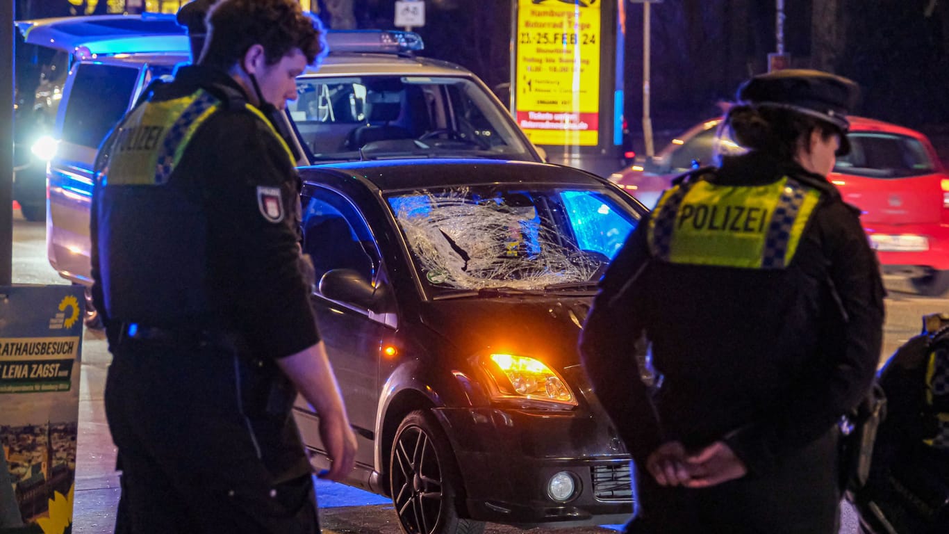 Unfall in der Rennbahnstraße: Polizisten sperrten am Abend die Kreuzung ab.